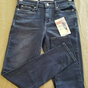 Signature Levi Strauss mid-rise skinny jeans. 26 waist Size 2